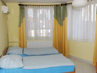 Guest house Karavan Panzio 2*
